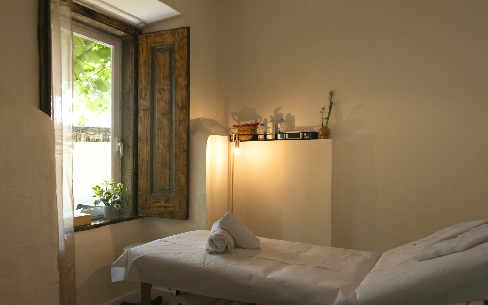 Soul – therapy and massage room for rent in Lisbon, with treatment table